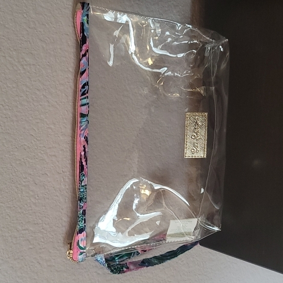 PAMPERING Set w Sleep Mask & Fuzzy Socks - Picture 4 of 5